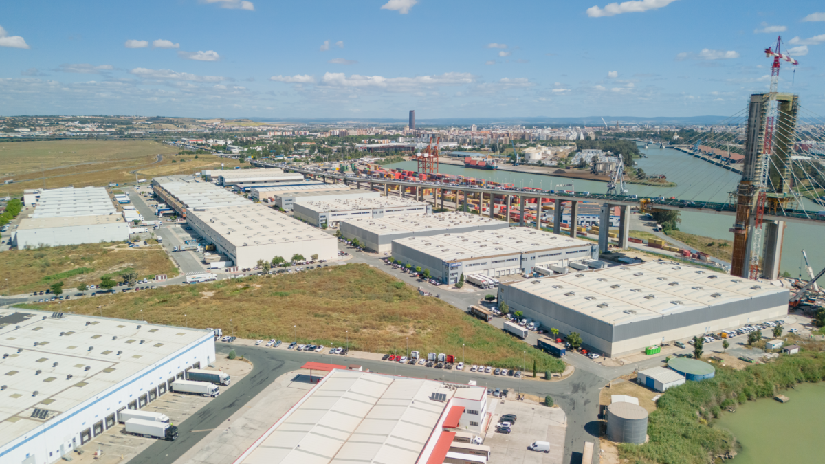 Airbus instalará un nuevo centro logístico en la nave que dejó Decathlon en el Puerto de Sevilla, reforzando su red en el sur de España. Foto: El Mercantil