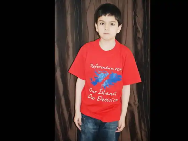 A 15 días del referéndum, los Kelpers promocionan el "Si" en remeras