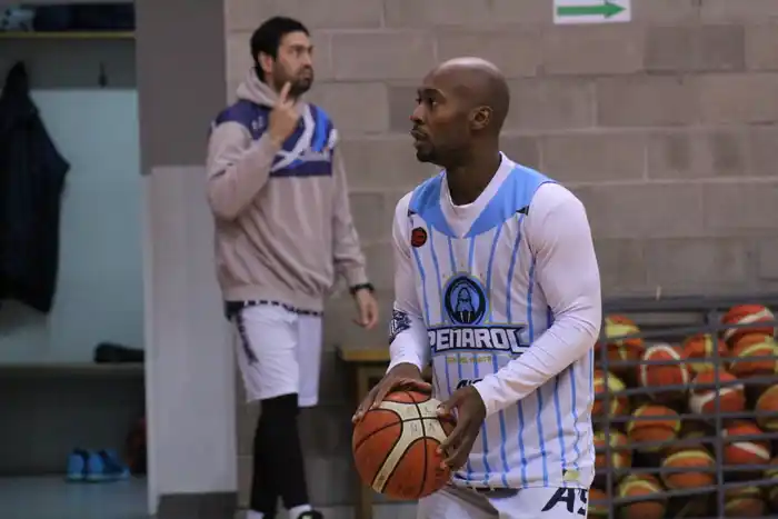 Rob Reed durante el entrenamiento de hoy. (Foto: Prensa Peñarol)