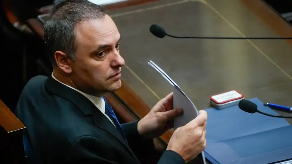 La oposición apuntó contra la maniobra de Adorni y le exigió la declaración jurada