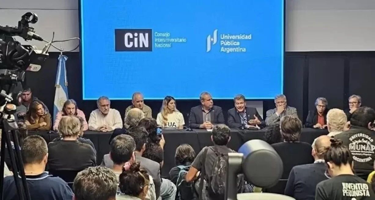 El CIN pidió al Gobierno que alcance un pronto acuerdo de actualización salarial con los gremios docentes en el marco de las paritarias del sector a fin de garantizar las condiciones que permitan el normal funcionamiento de nuestras universidades.