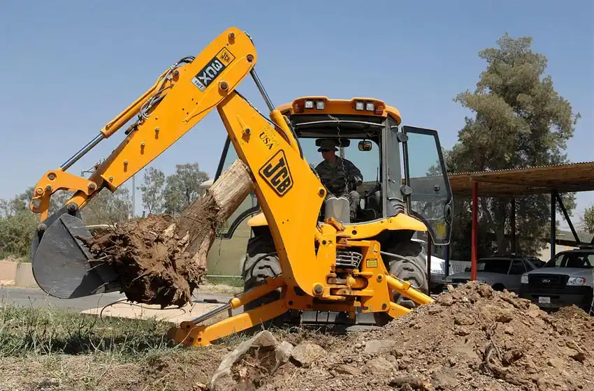 Una retroescavadora estaba realizando trabajos de limpieza y perforó un caño de gas