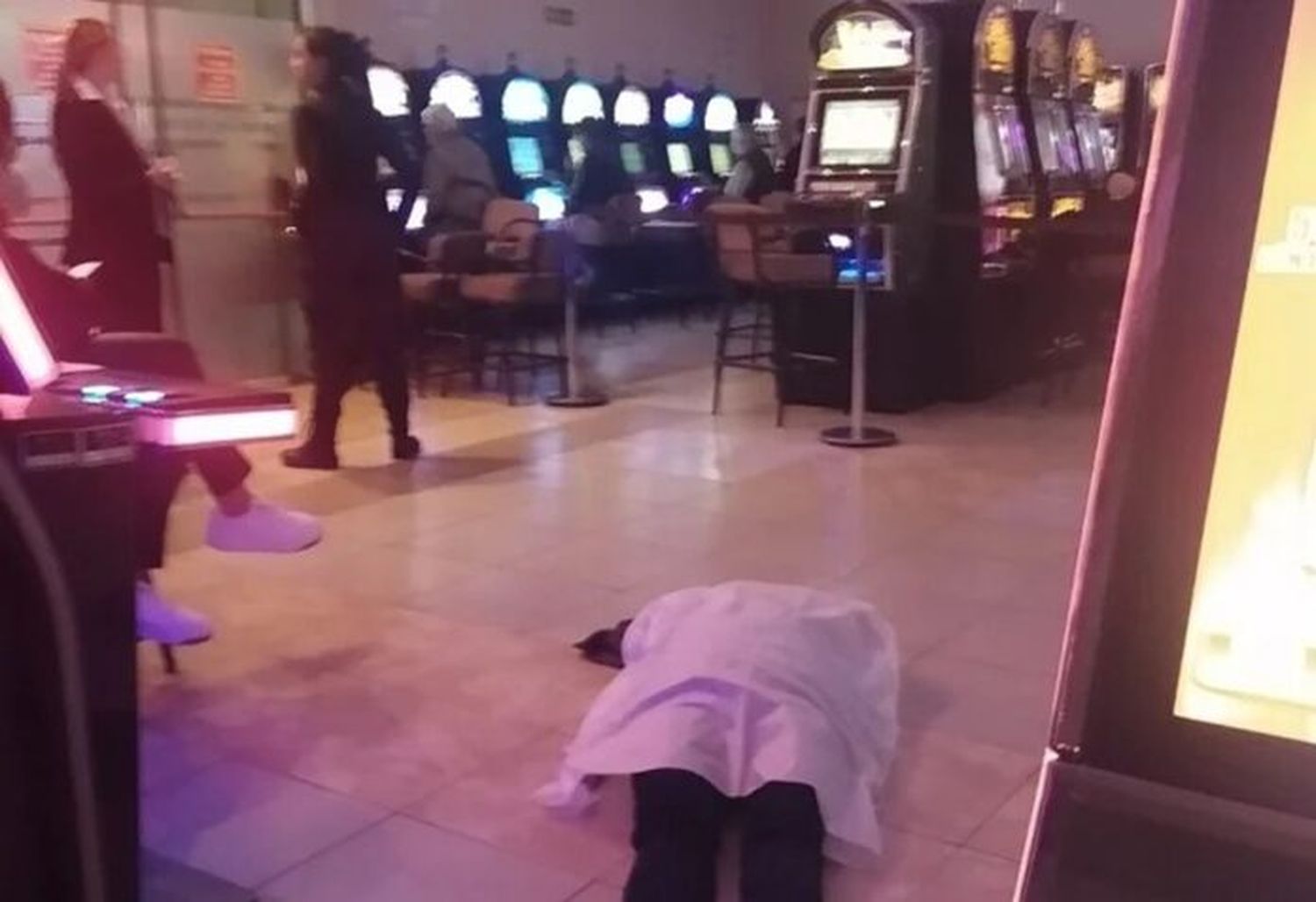 Insólito: una mujer murió en un bingo de Mar del Plata, taparon el cuerpo con una sábana y siguieron jugando