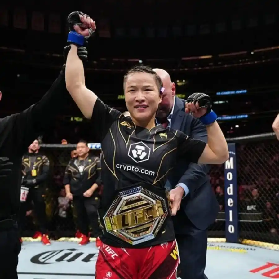 ¡Increíble! Zhang Weili, campeona de UFC, logra cargar a Shaquille O'Neal 