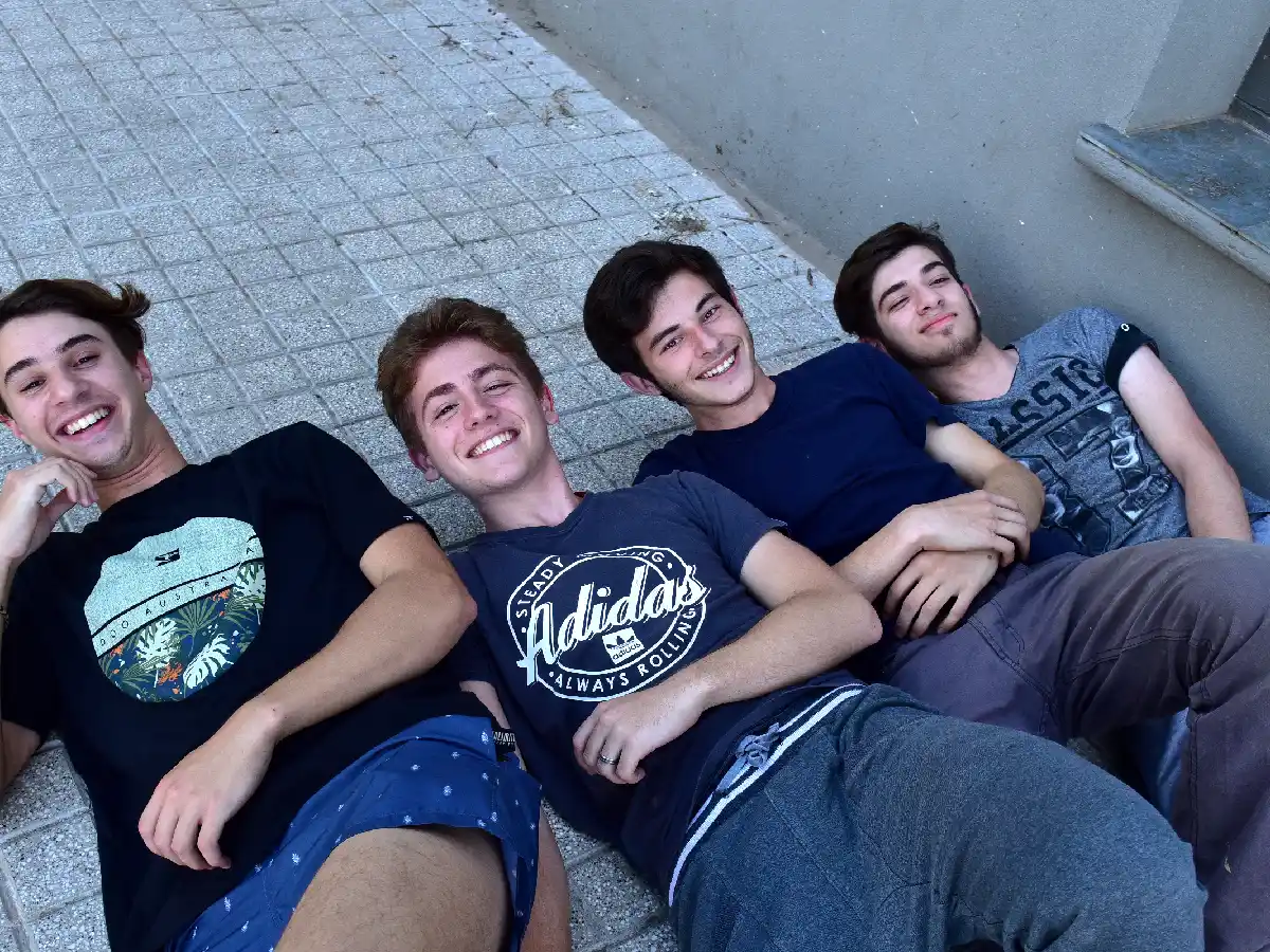  “Seductores farsantes”,  comedia dramática con picardía adolescente 