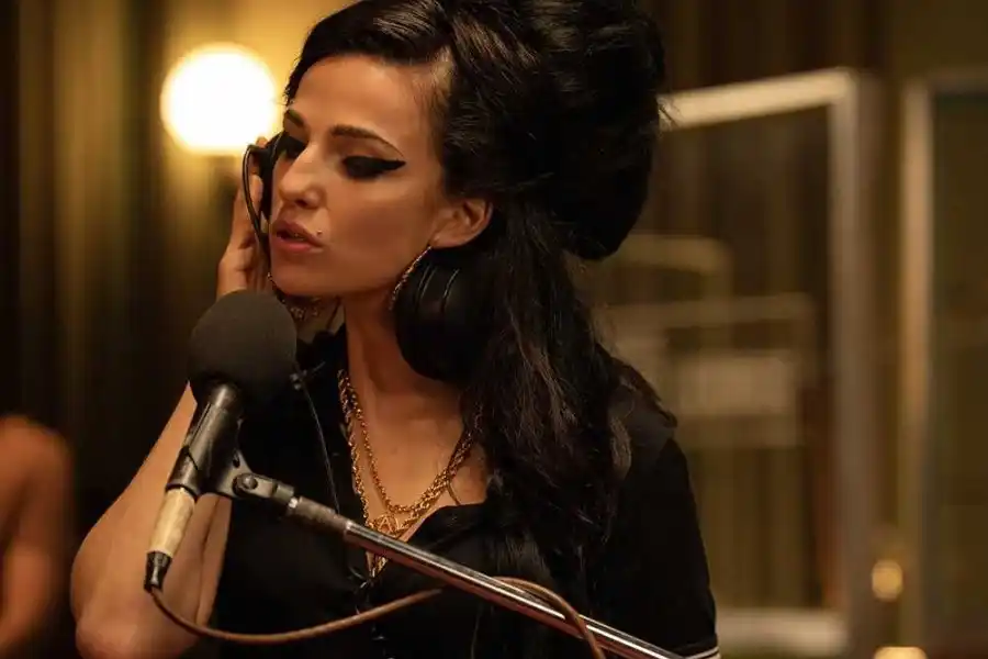 Back to Black”, película biográfica dirigida por Sam Taylor-Johnson, basada en la vida de la cantautora británica Amy Winehouse 