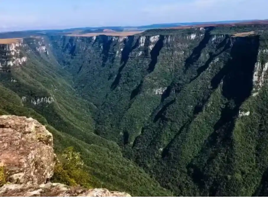 una nena callo por un caño en un parque nacional en Brasil 2