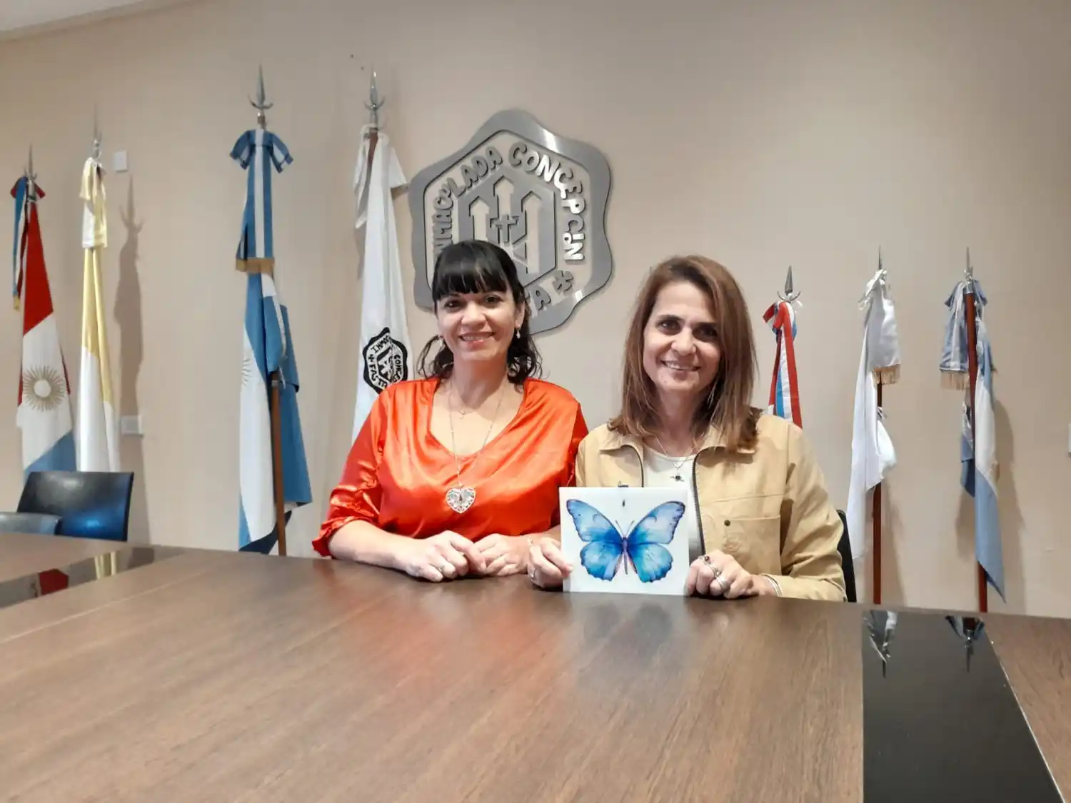 La enfermera Yanina Campos junto a Laura Botta de “Hola y Adiós”, quien sostiene la imagen de una mariposa azul, símbolo del duelo perinatal, remarcaron la importancia de esta iniciativa