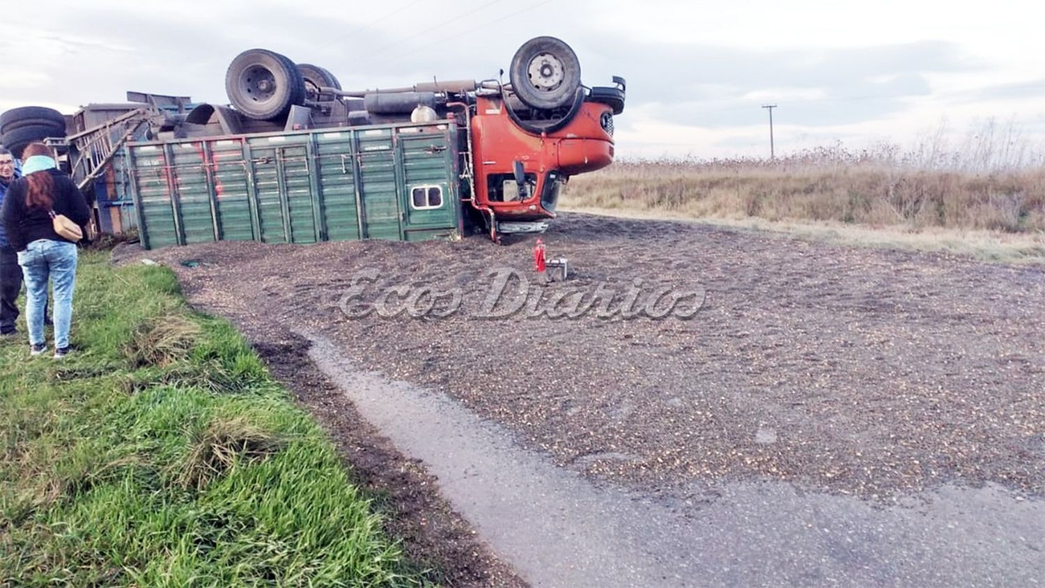 Volcó un camión con acoplado y el conductor no sufrió heridas