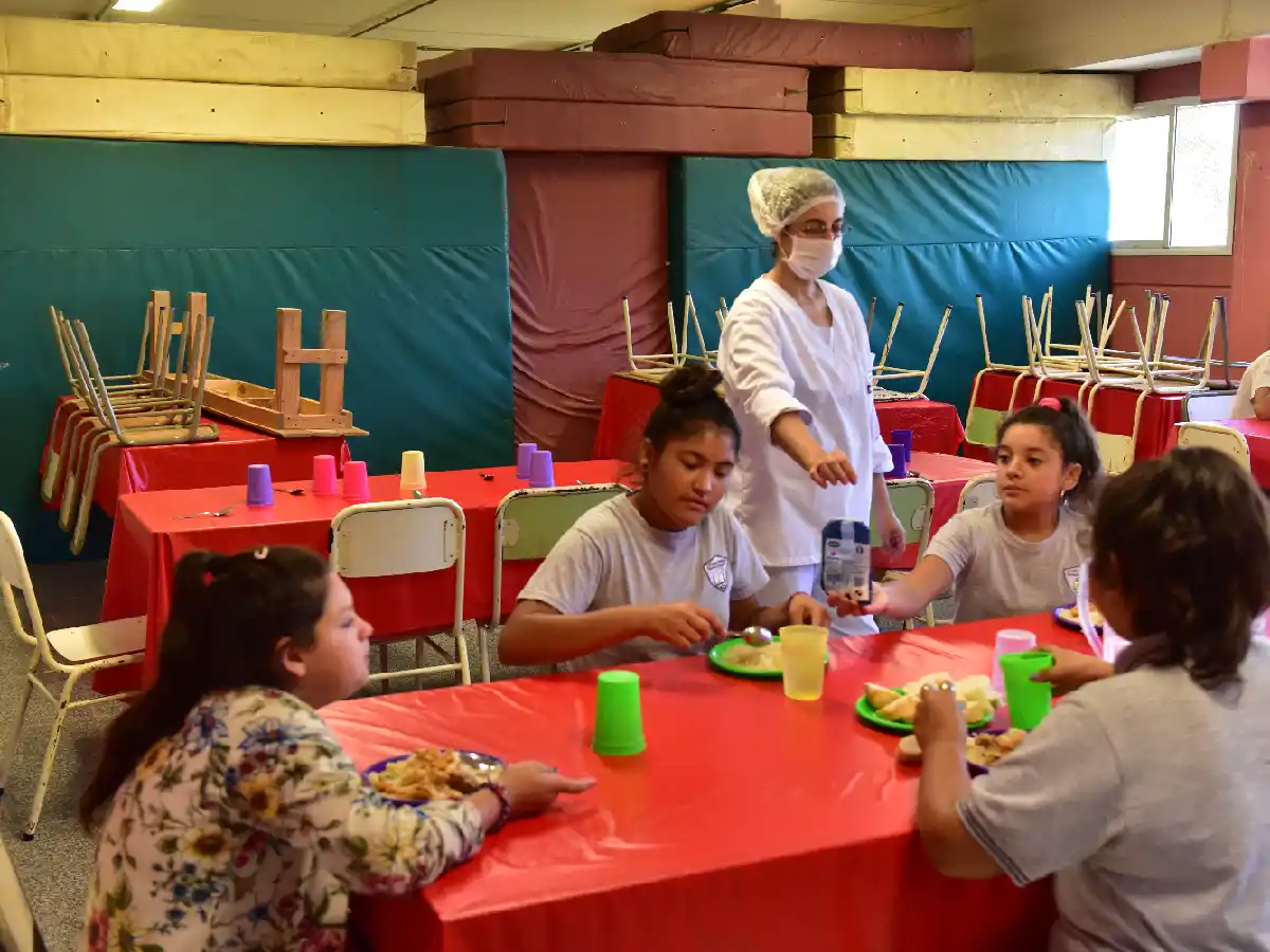 Paicor: los alumnos deben comer en la escuela y se suspende la copa de leche
