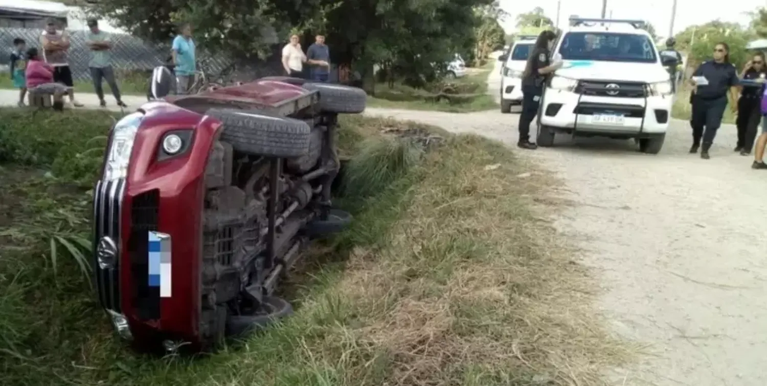 Conductor borracho puso a su hijo de 11 años al volante y volcaron en la ruta