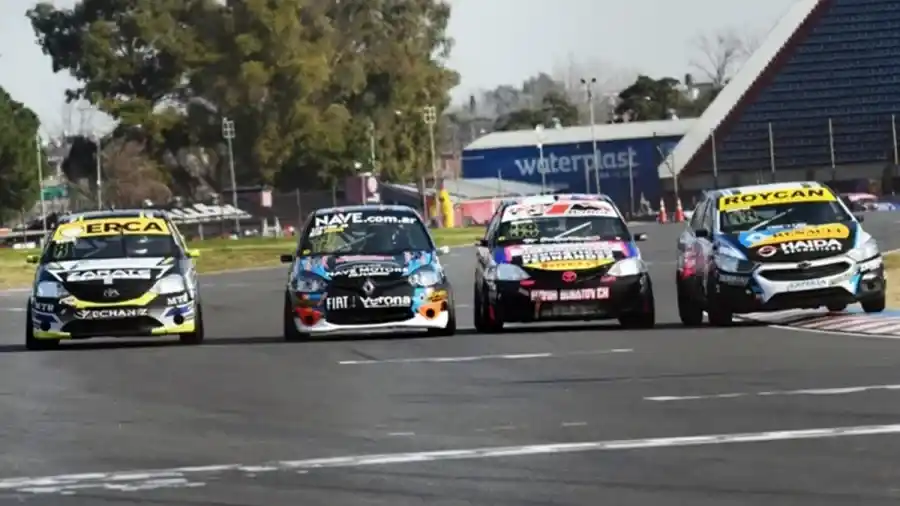 Cuatro autos y un final de película en el Turismo Pista: Canapino ganó una carrera que pasó a la historia