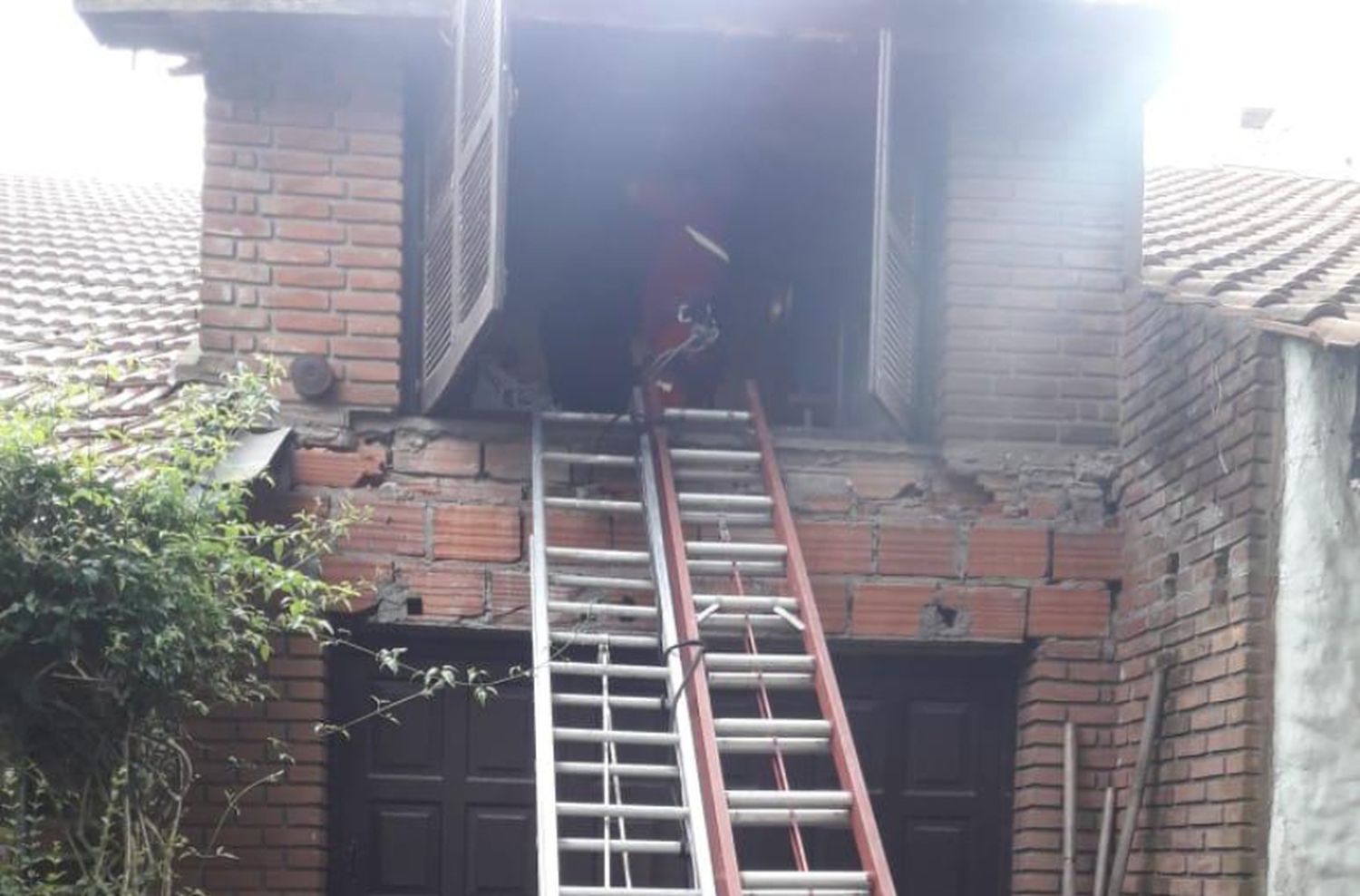 Rescataron a un hombre que no podía descender de su vivienda y precisaba asistencia médica