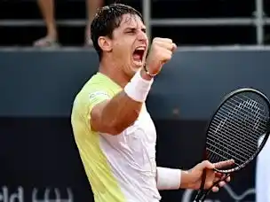 Carabelli avanza sólido en Santiago de Chile.