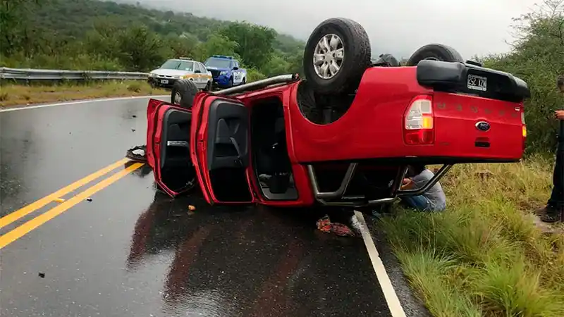 Le robó la camioneta a su amigo y terminó hospitalizado tras volcar
