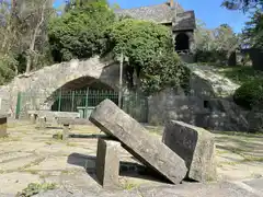 Rompieron bancos y macetas e incendiaron la puerta de acceso a la Capilla Santa Gema