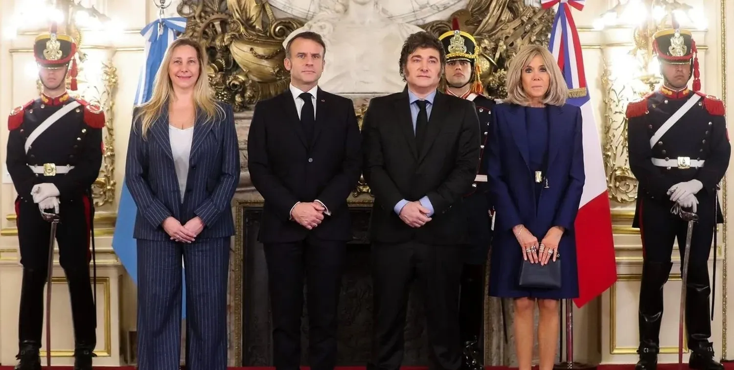 El presidente Javier Milei junto a su hermana Karina, recibieron a su par francés Emmanuel Macron, que estuvo acompañado por su esposa Brigitte.