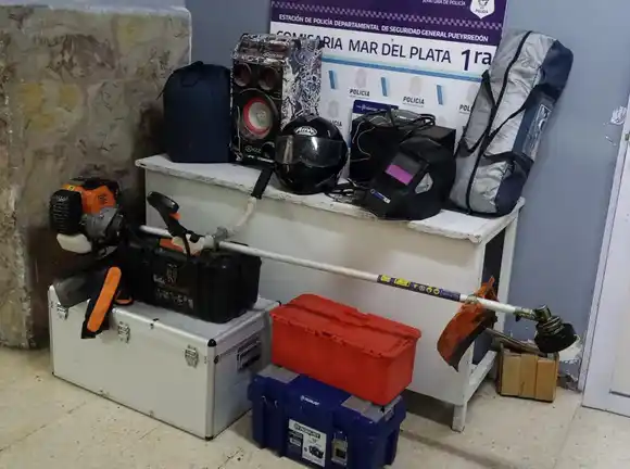 Detenidos cuando sustraían varios objetos de la cochera de un edificio en La Perla