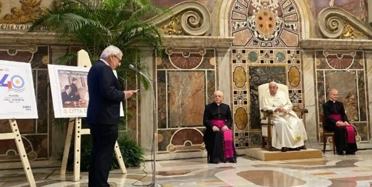La ceremonia para conmemorar las cuatro décadas del Tratado de Paz y Amistad firmado por el gobierno de Raúl Alfonsín el 29 de noviembre de 1984 se realizó en la Sala Regia del Palacio Apostólico. Foto: @AlbertoKlaveren