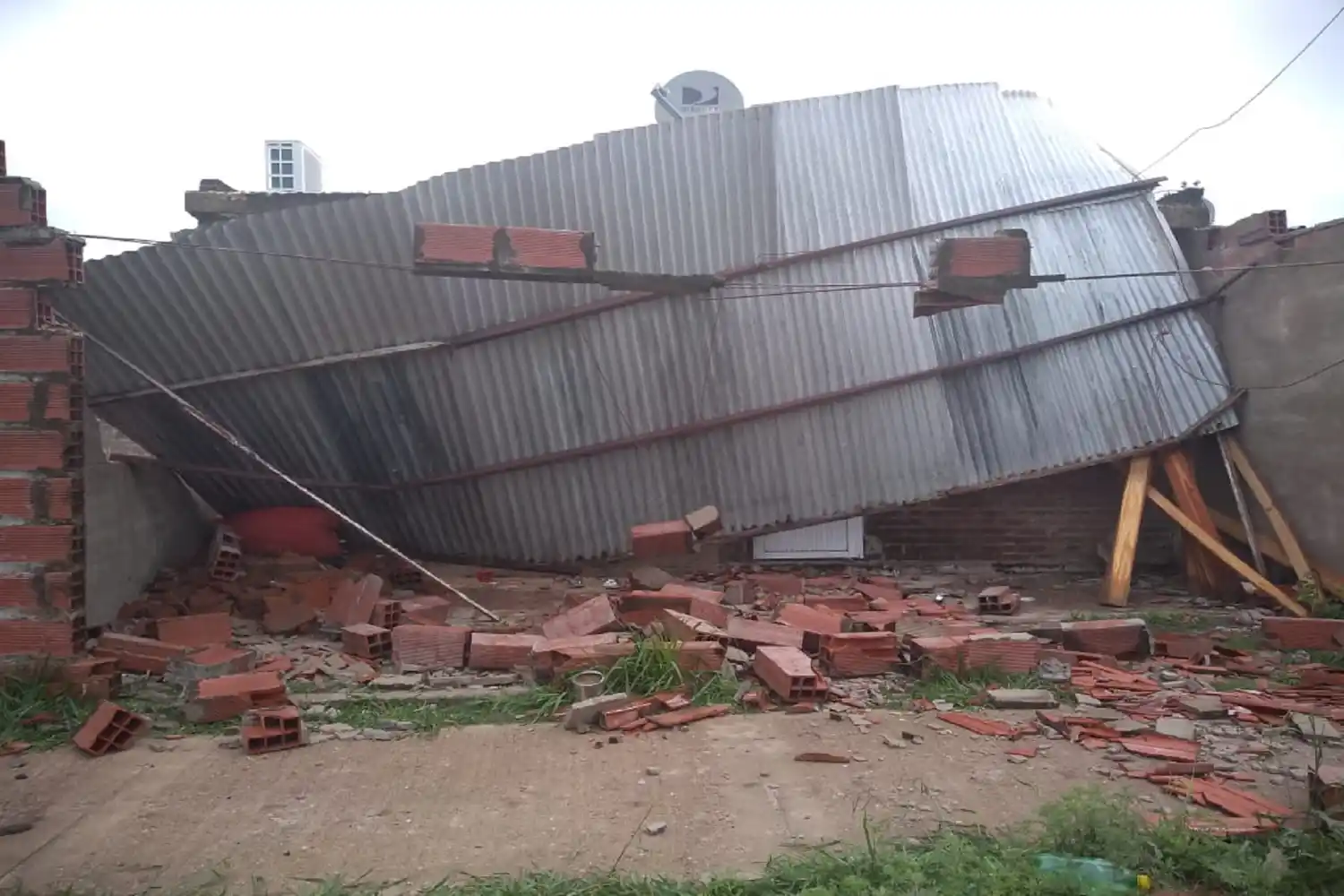 El temporal del sábado voló techos y causó destrozos en varias partes de Entre Ríos
