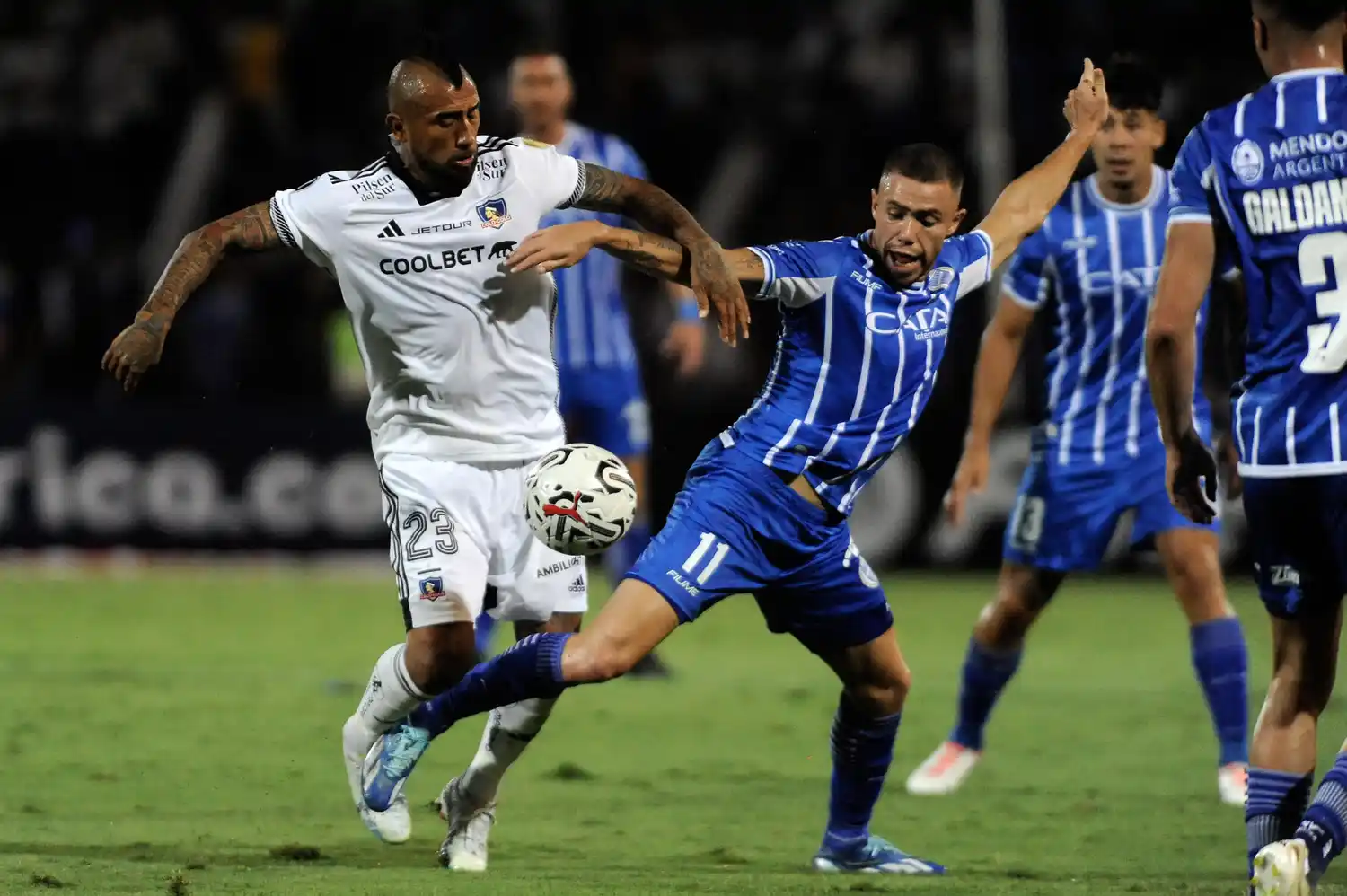 Arturo Vidal y Tomás Conechny, en el partido de ida.