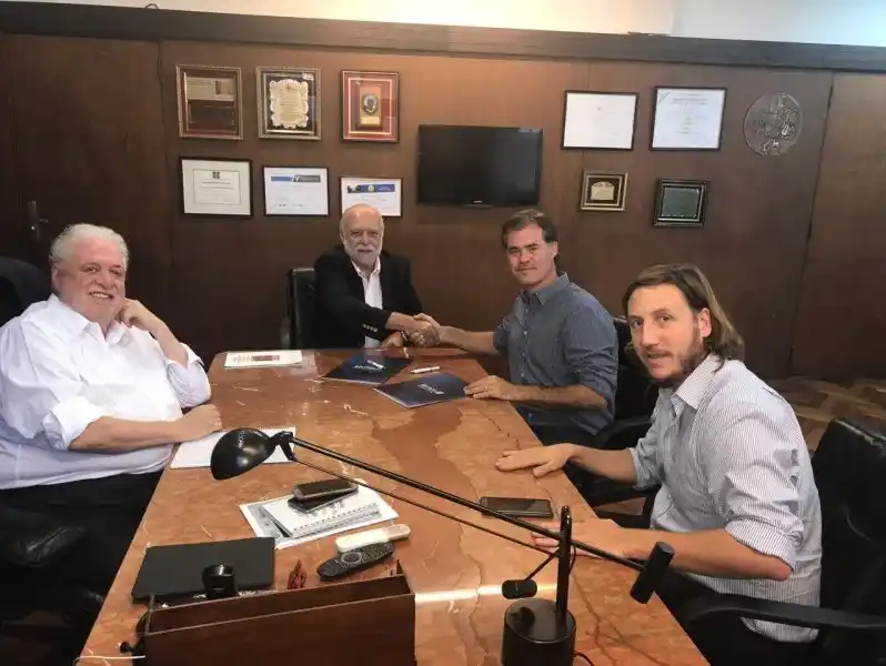 El ministro de Salud entregó un ecógrafo al Hospital para pacientes con Covid-19