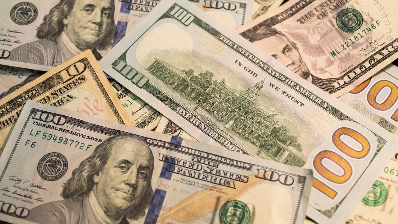 Más cepo al dólar: costará un 25% más para quienes gasten desde 300 dólares con tarjeta de crédito