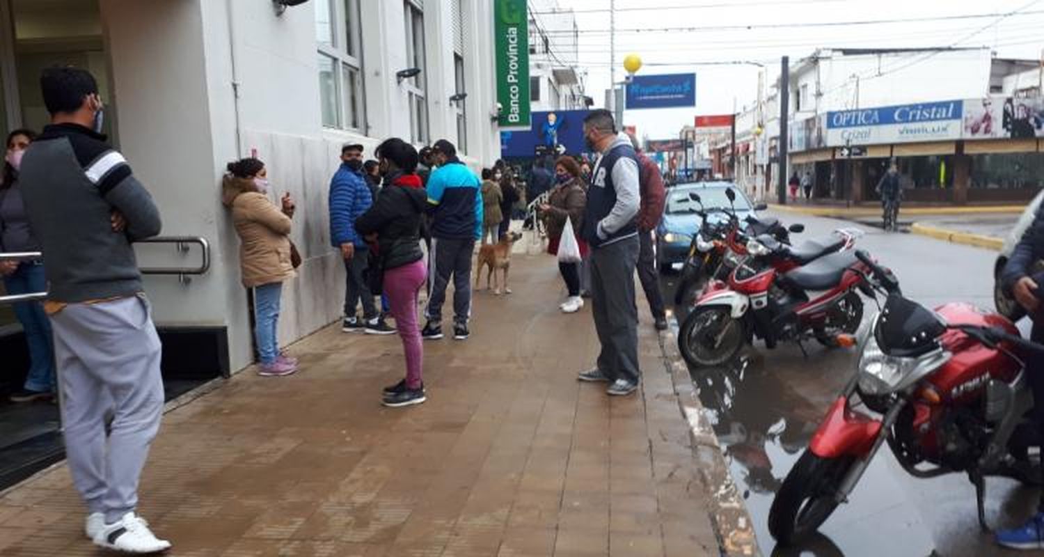 Coronavirus: colas en bancos y movimiento en el centro, al otro día de confirmar 12 nuevos casos positvos