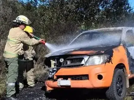 Fuego y pérdidas totales: una camioneta se incendió por completo en la Ruta Provincial Nº 20