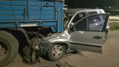 Choque en acceso a Urdinarrain: una camioneta se incrustó en un acoplado estacionado