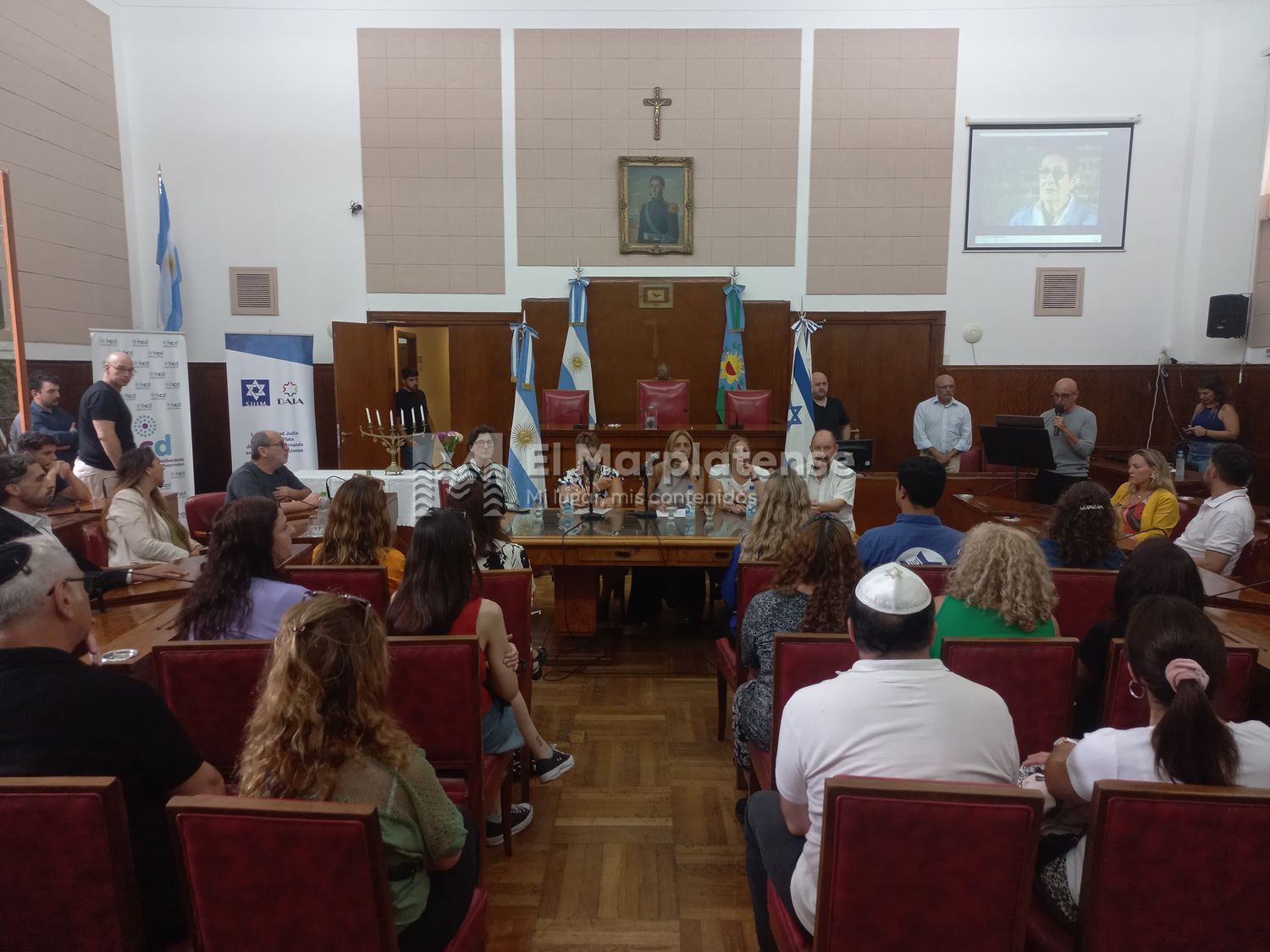 En un acto, Claudia Malamud, presidenta de la DAIA filial local, comparó la situación con el conflicto entre Israel y Hamas.