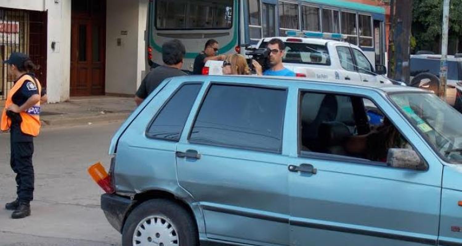 Un colectivo embistió a un automóvil