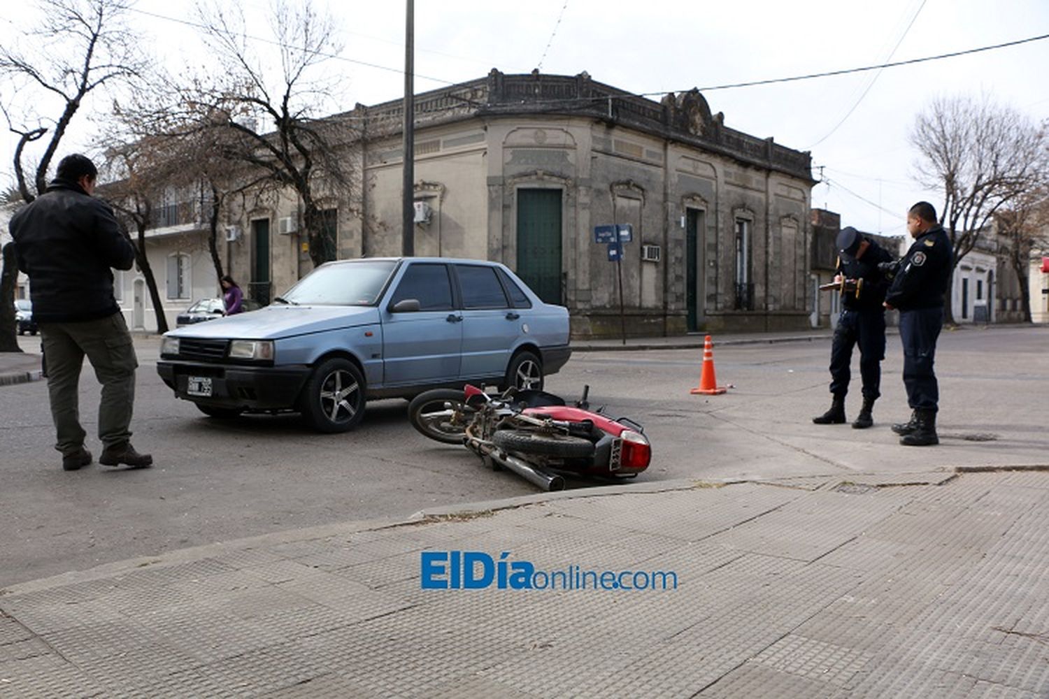 Una motociclista debió ser hospitalizada tras un choque