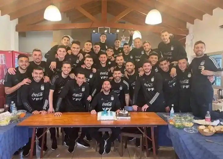 En la Copa América 2021, sus compañeros sorprendieron a Messi con una torta y regalos durante la concentración.