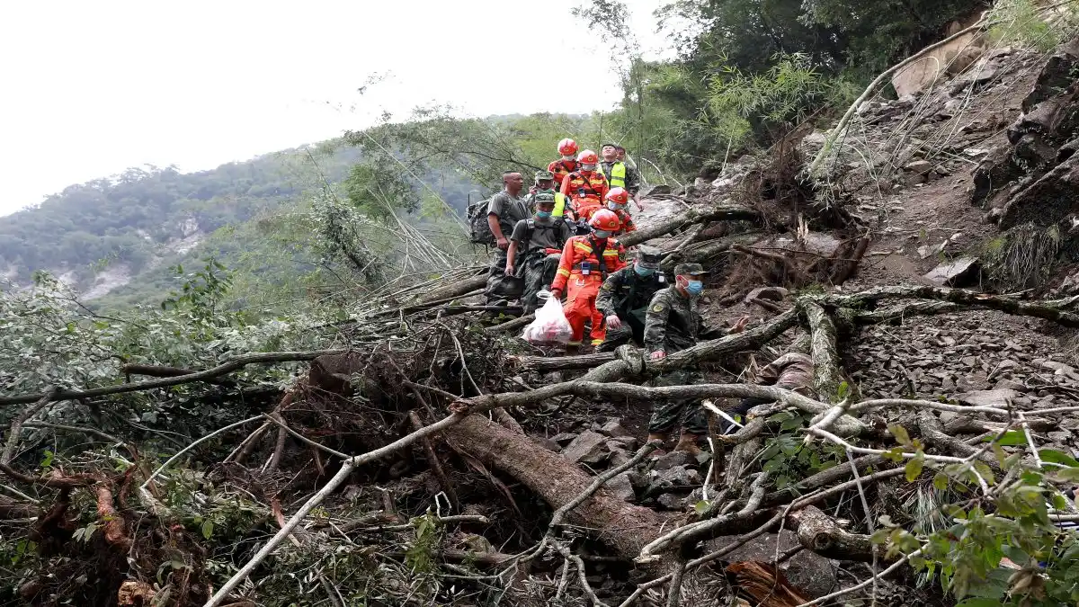 MÁS DE 21 MIL PERSONAS ESTÁN EN ALBERGUES: sube a 74 el número de muertos por el terremoto en el suroeste de China
