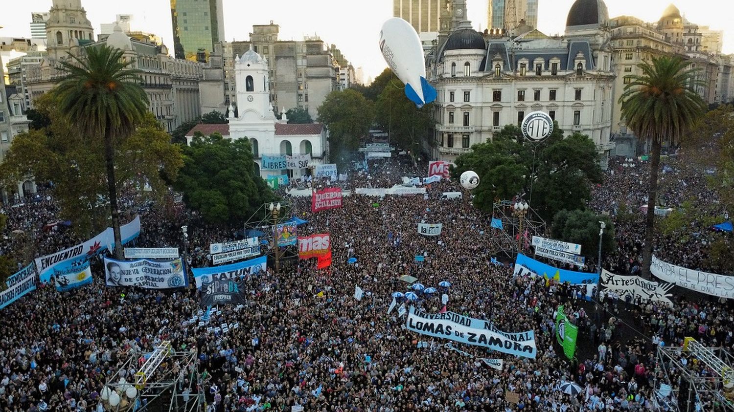 La Plaza de Mayo estuvo colmada durante la marcha.