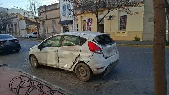 Violento impacto en pleno centro: un auto sufrió un choque y terminó girando sobre la calzada