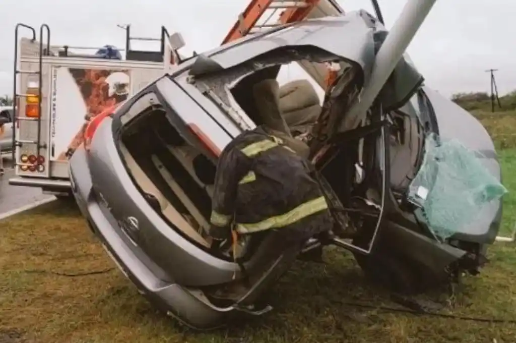 Su conductor quedó atrapado y fue rescatado por los bomberos.