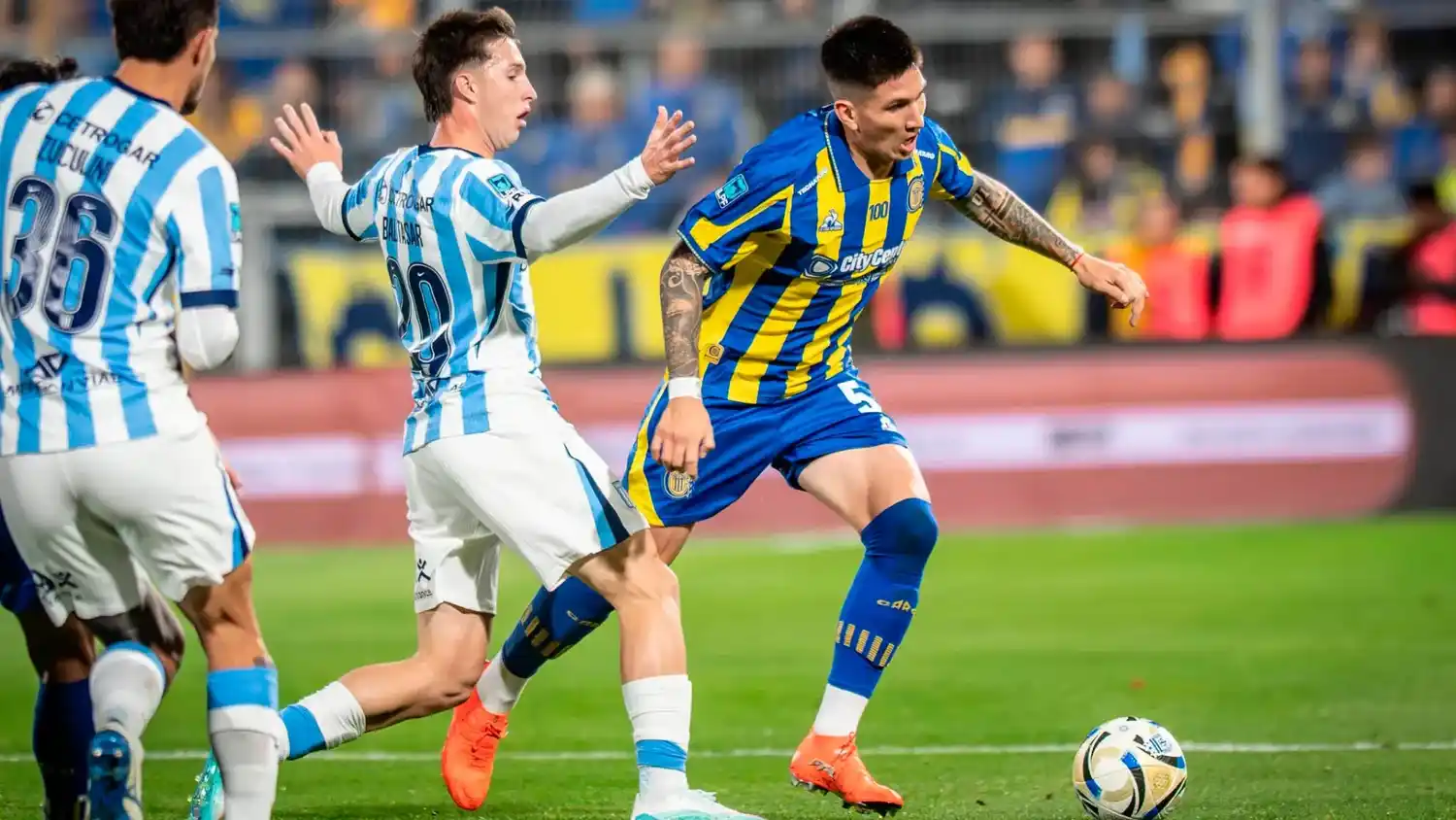 Ibarra, en el partido frente a Racing por cuartos de final de la LPF. El volante aporta equilibrio en el mediocampo de Central.