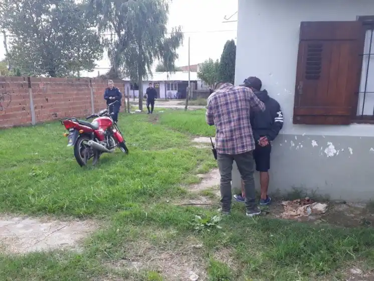 Aprehendieron a un joven que robó una moto a mano armada