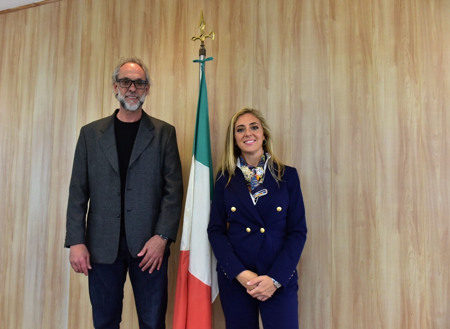 Giulia Campeggio junto a al agente consular de Italia en San Francisco, Fernando Lorenzatto.