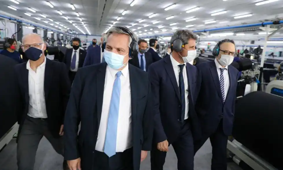 Junto a Uñac, el Presidente recorrió obras y una fábrica textil y encabezó la firma de convenios con San Juan