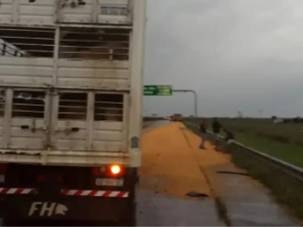 Choque de camiones en la autopista Córdoba-Rosario