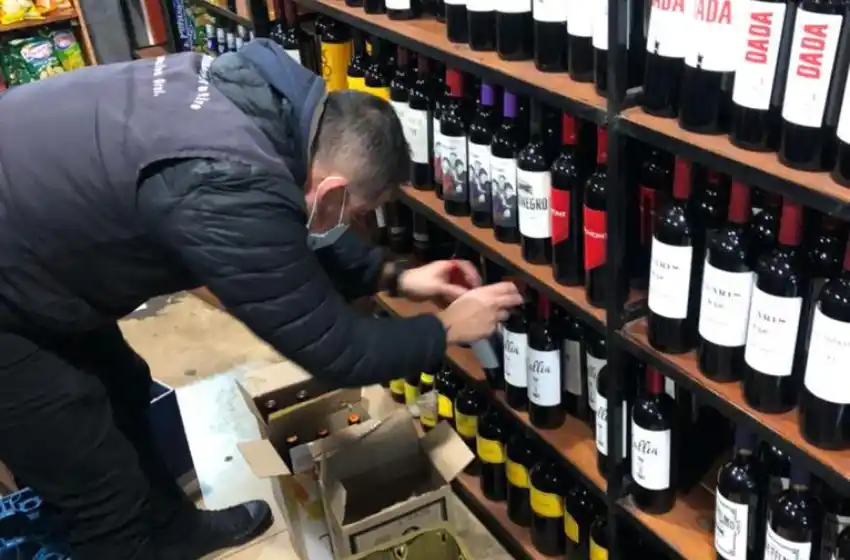 Más infracciones al sur de Mar del Plata: secuestraron más de 100 botellas y 200 latas en una clausura