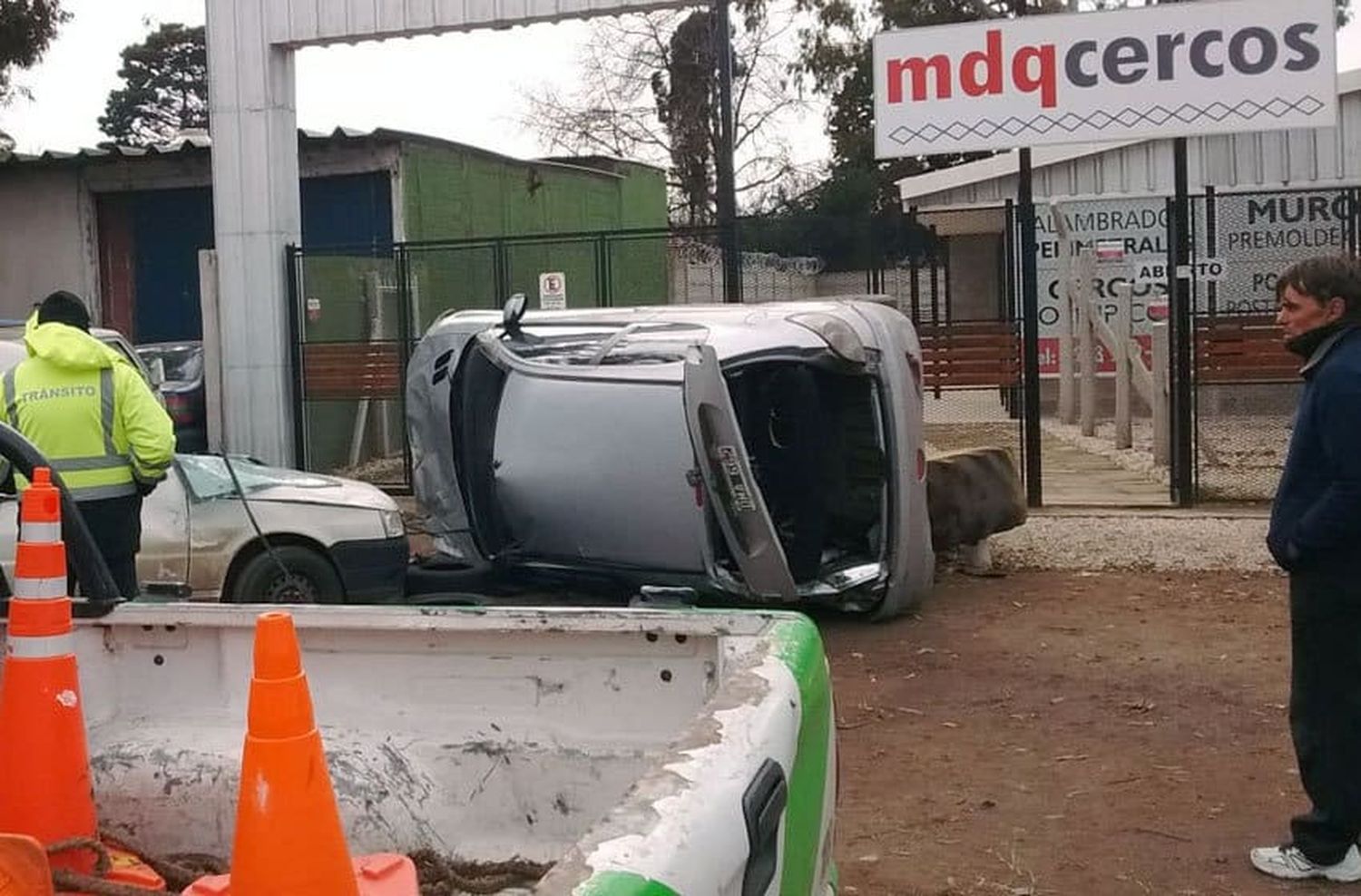Dos menores sin registro fueron hospitalizados tras volcar un auto
