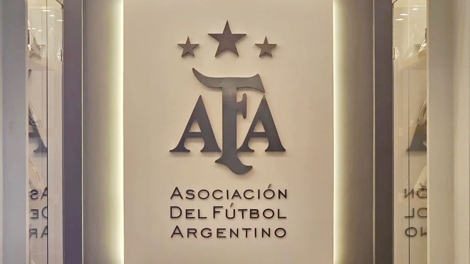 La AFA despidió a un árbitro por “atentar contra los valores del fútbol”