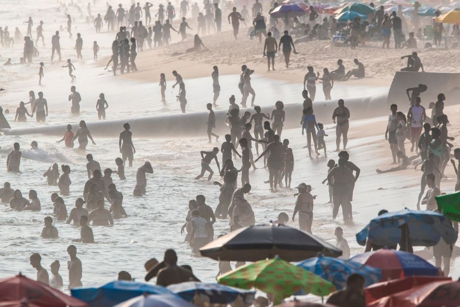 La emblemática ciudad viene atravesando un calor extremo, que trajo consecuencias trágicas y este día registró una temperatura de 42 grados y una sensación térmica 18 grados mayor.