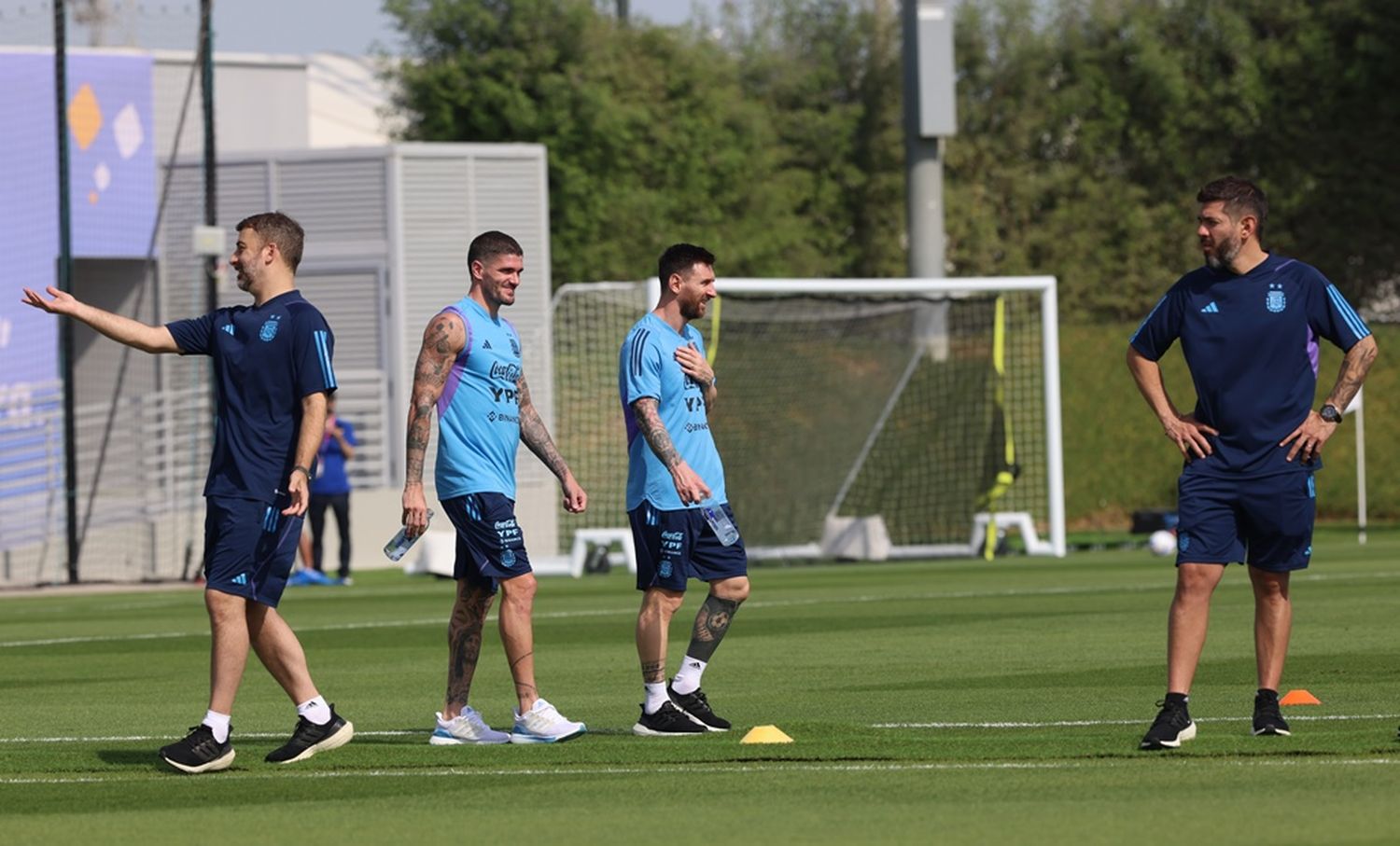 Lionel Messi junto a sus compañeros, en la práctica de ayer.