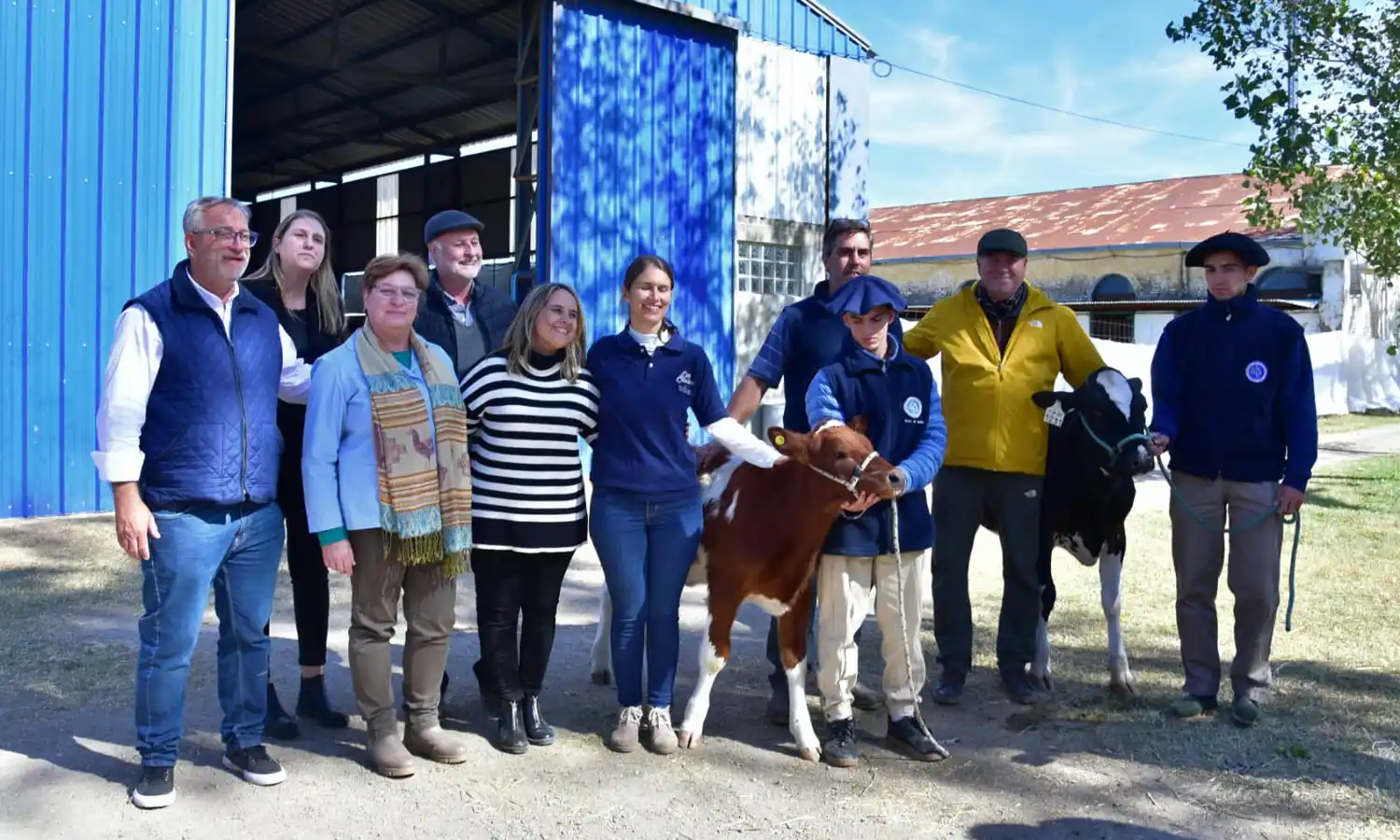 Los  cabañeros con los  a los alumnos y profesores de la escuela de Pozo del Molle y los organizadores de la muestra durante la entrega de los ejemplares