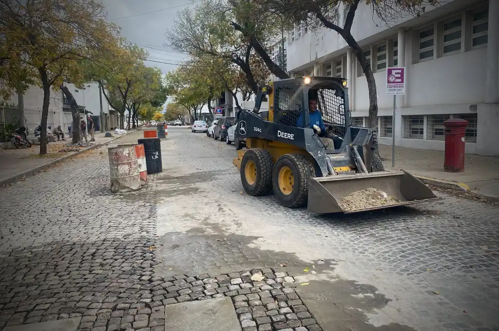 Tareas de restauración del adoquinado en calle Moreno | Crédito: RADIO RAFAELA